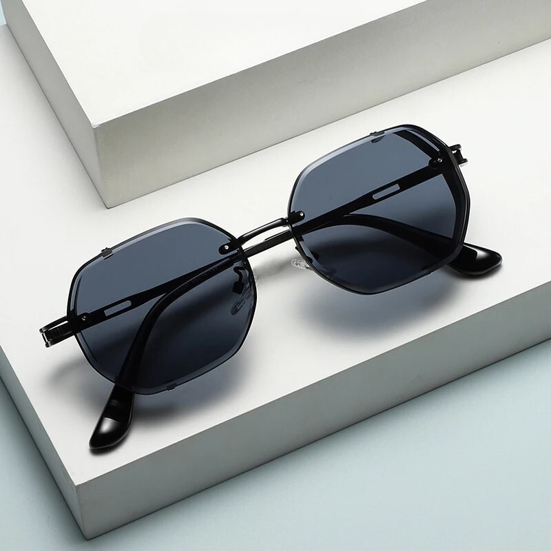 Men’s Sunglasses with Metal Accents and Round Frames