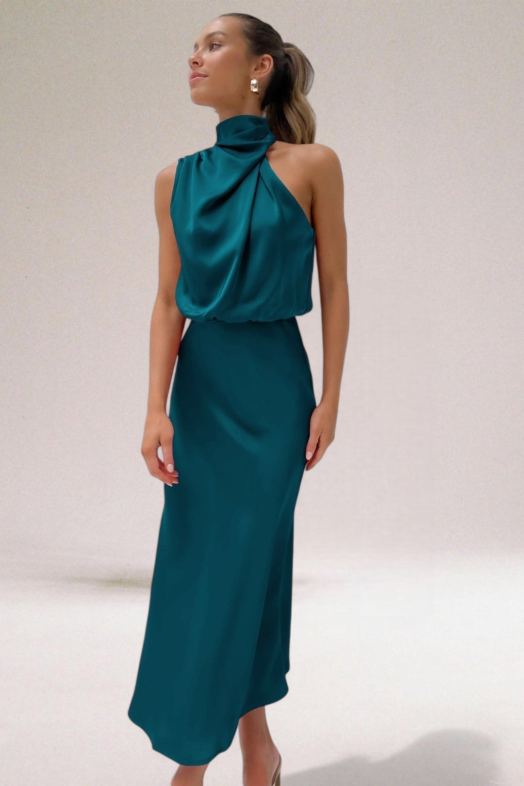 Women’s Dress with Halter Neckline and Sleeveless Bodice