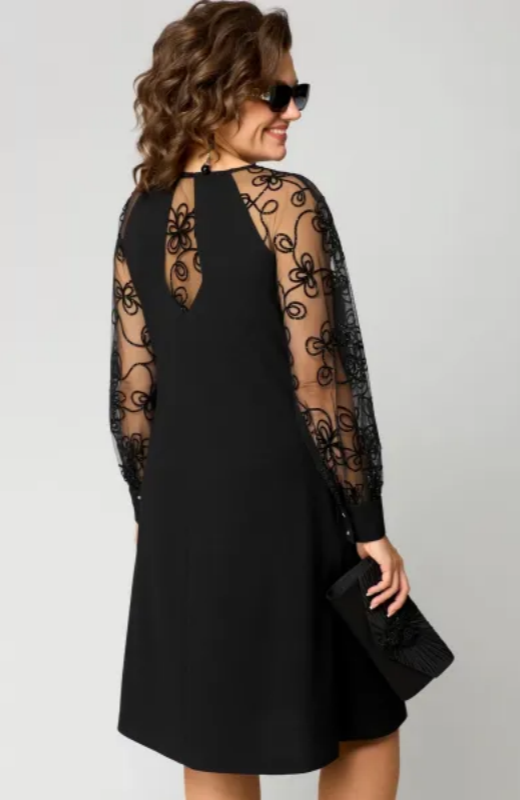 Women’s Dress with Round Neckline and Long Sleeves