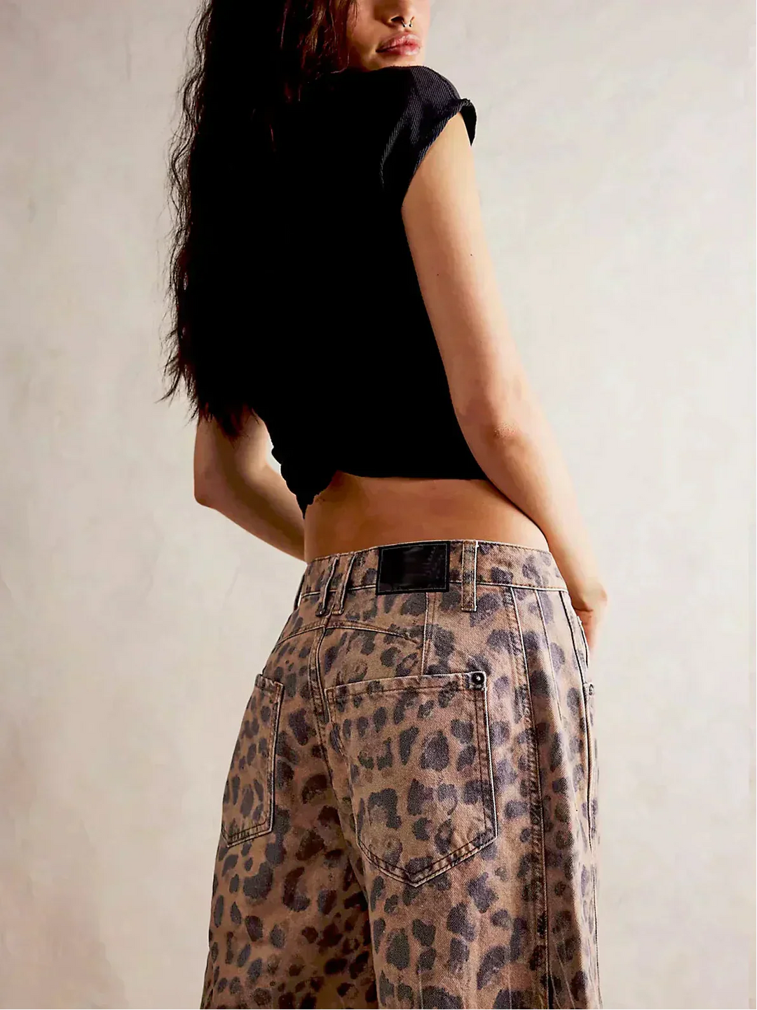 Women’s Jeans with Button Closure and Front Pockets