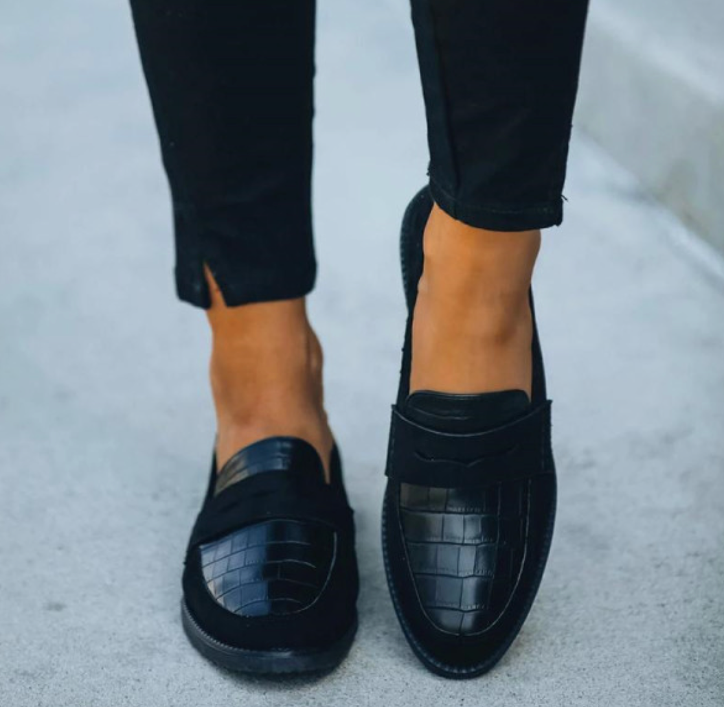 Women’s Loafers with Closed Toe and Vamp Strap