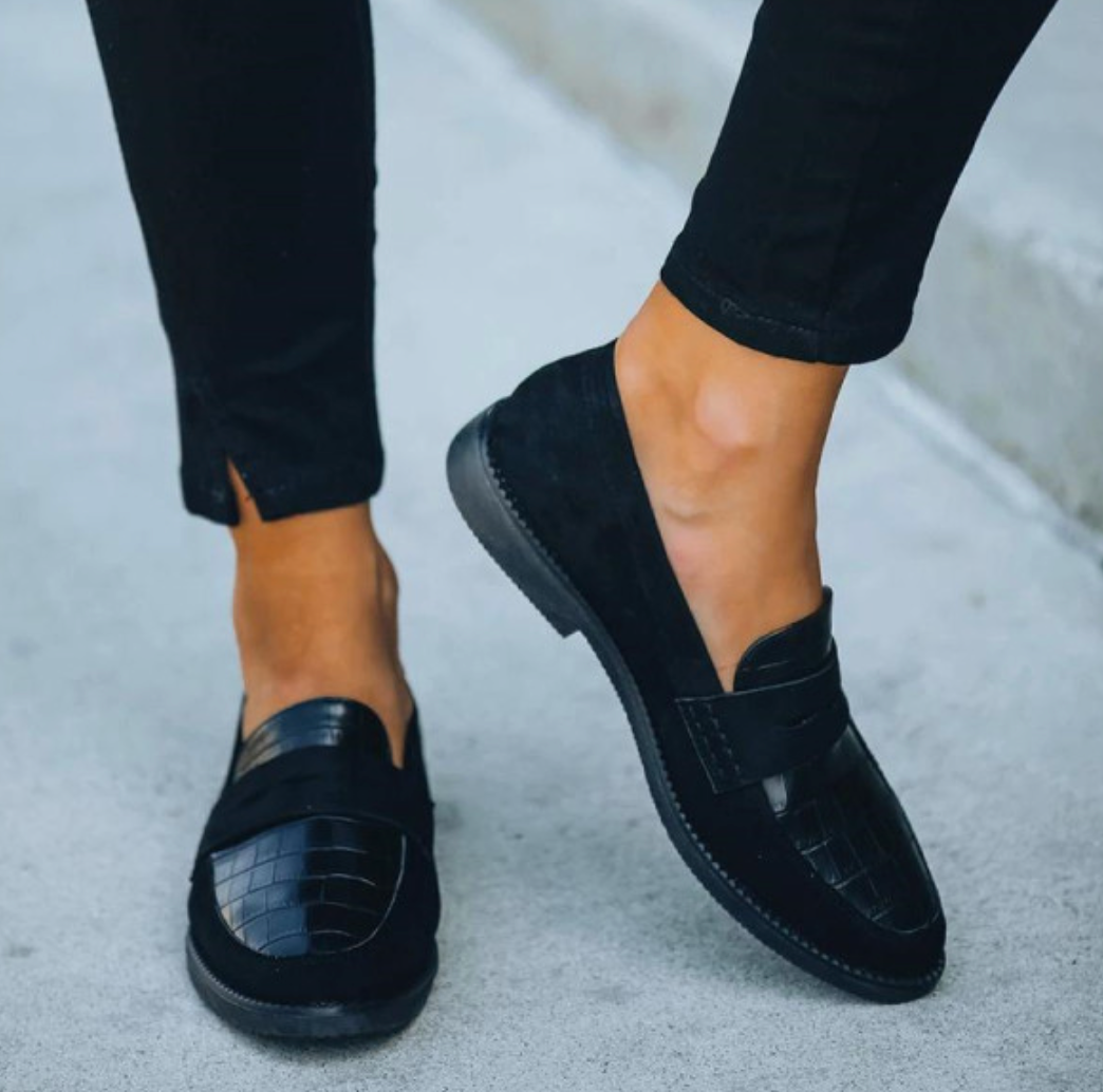 Women’s Loafers with Closed Toe and Vamp Strap