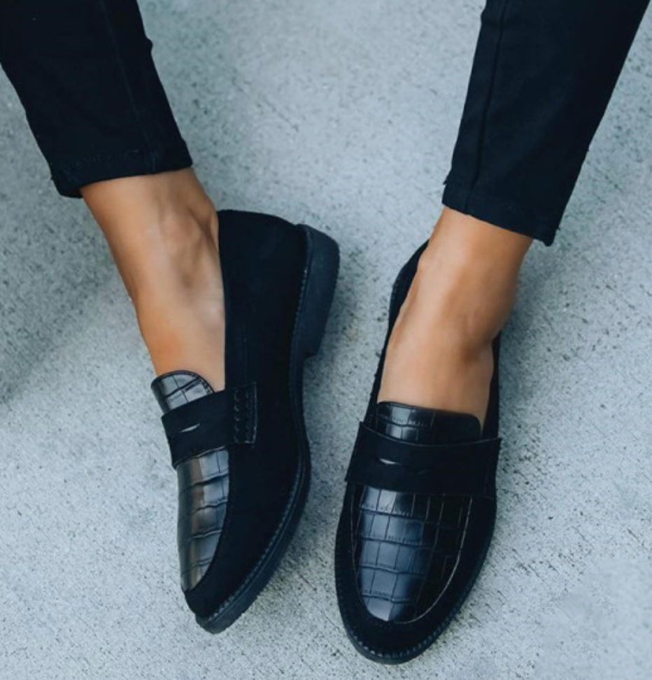 Women’s Loafers with Closed Toe and Vamp Strap